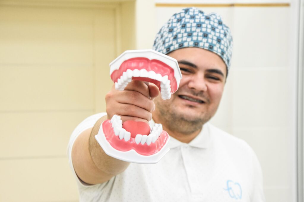 Больно, дорого и ненатурально? 9 мифов об установке виниров